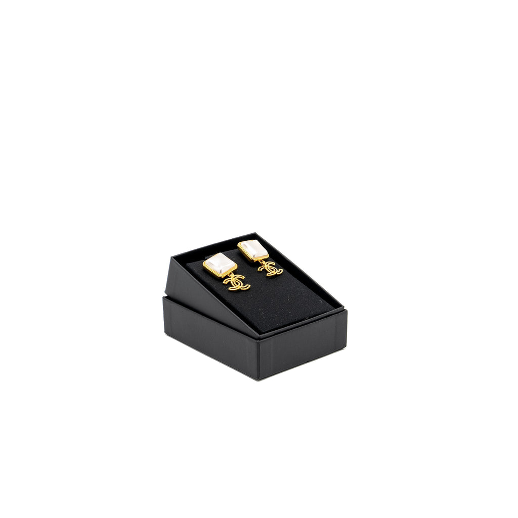 CHANEL CC LOGO DROP SQUARE PEARL EARRINGS GOLD TONE
