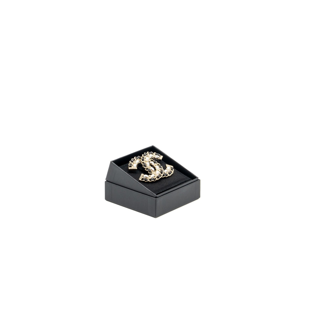 CHANEL CC LOGO DOUBLE LEATHER CHAIN BROOCH BLACK/WHITE MULTICOLOUR TONE