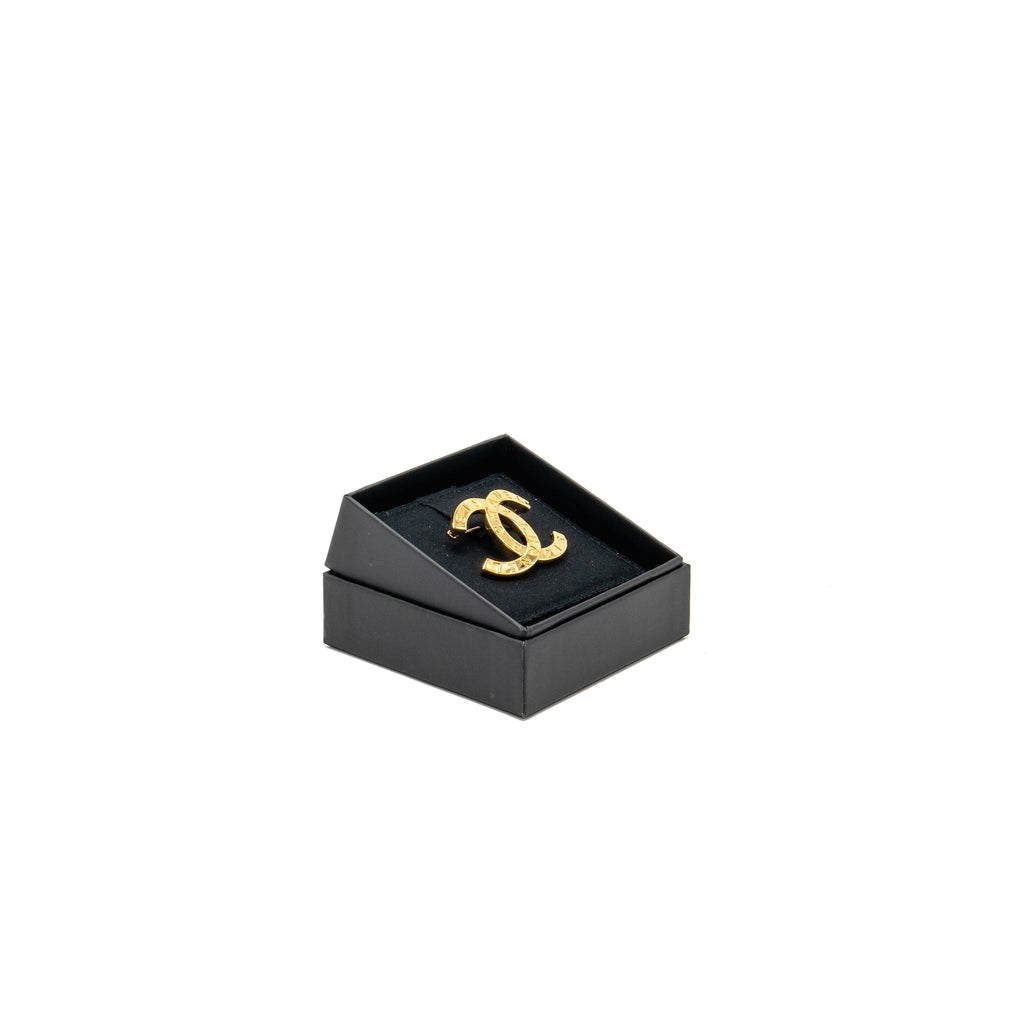 CHANEL CC LOGO CHANEL LETTER BROOCH GOLD TONE