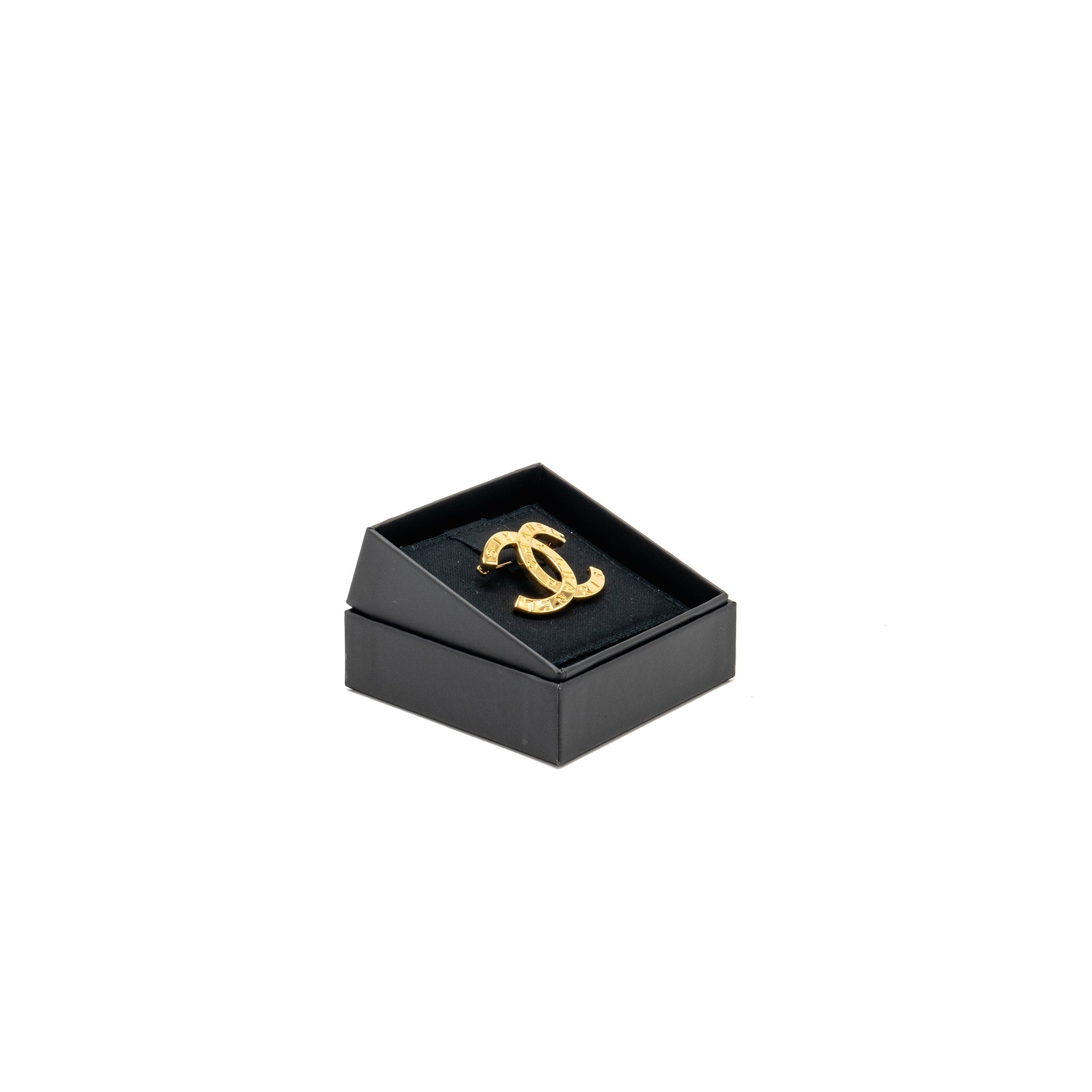 CHANEL CC LOGO CHANEL LETTER BROOCH GOLD TONE