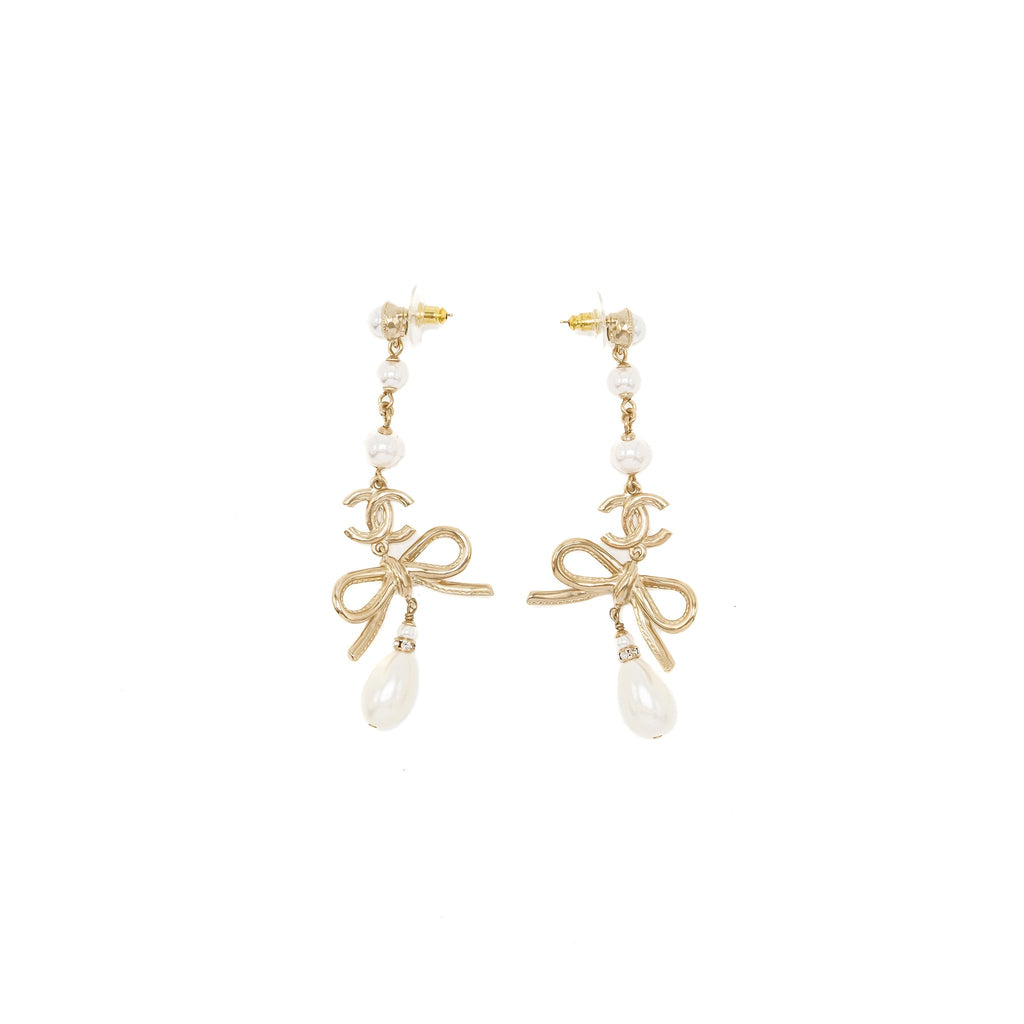 CHANEL PEARL / CC LOGO / BOW TIE DROP EARRINGS GOLD TONE
