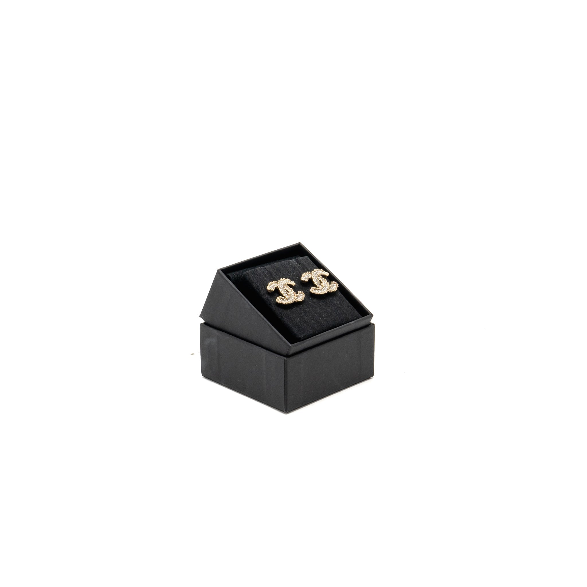 CHANEL CC LOGO WITH MINI PEARL DECO EARRINGS LIGHT GOLD TONE