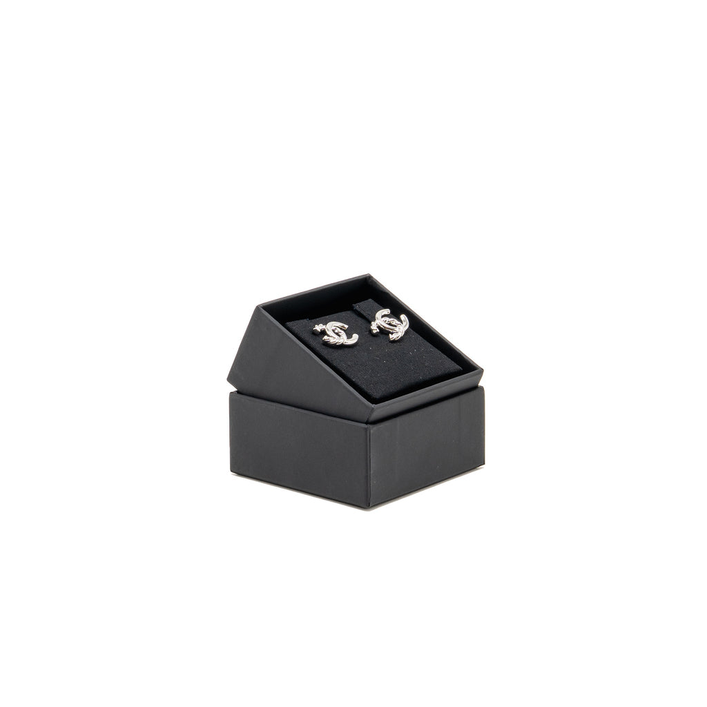 CHANEL CC LOGO EARRINGS SILVER TONE
