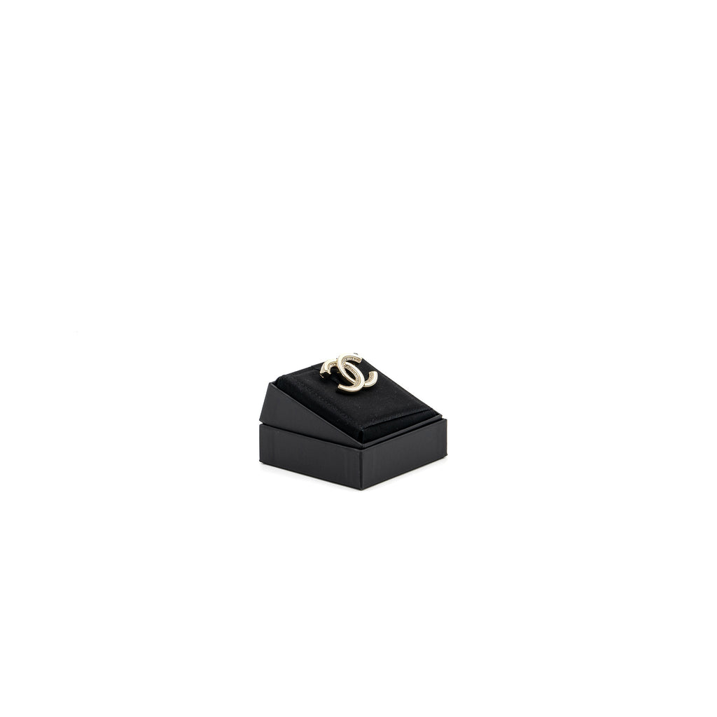 CHANEL CC LOGO BROOCH WITH CRYSTAL IVORY / SILVER TONE
