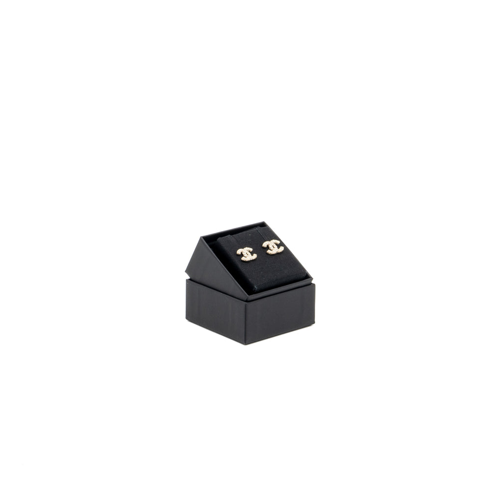 CHANEL CC LOGO EARRINGS WITH PEARL LIGHT GOLD TONE