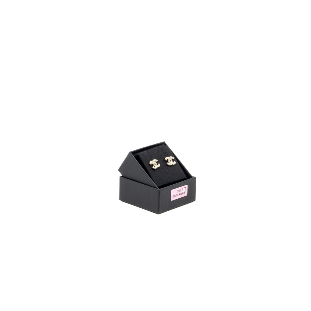 CHANEL CC LOGO EARRINGS WITH PEARL LIGHT GOLD TONE
