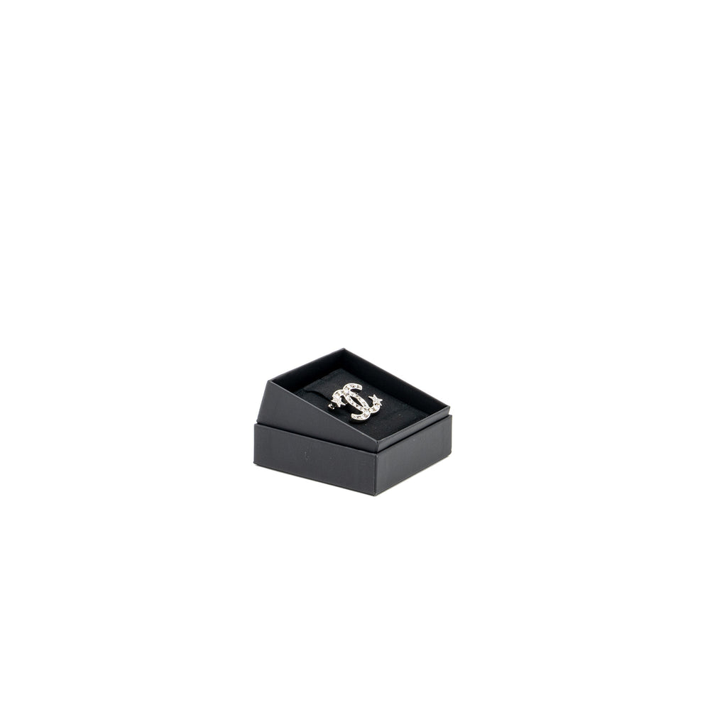 CHANEL CC LOGO STAR BROOCH WITH CRYSTAL SILVER TONE