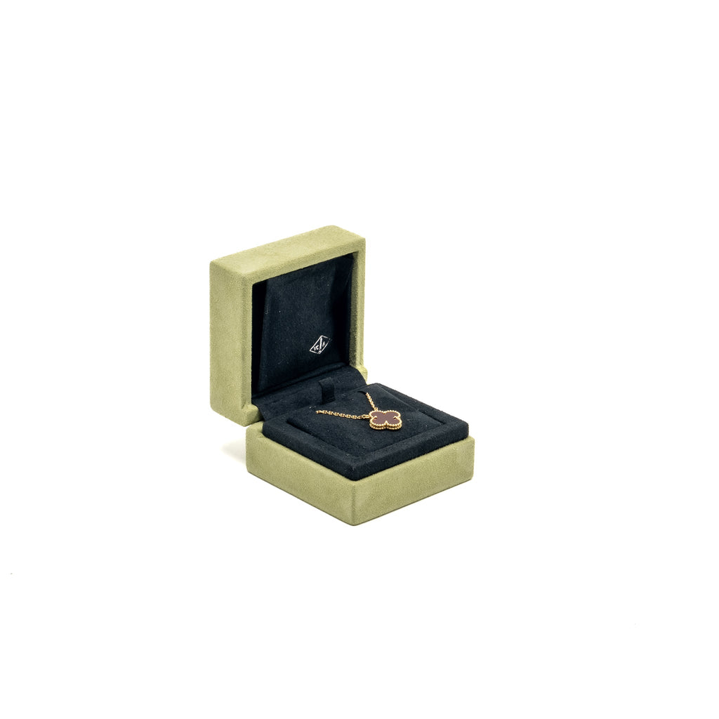 VAN CLEEF AND ARPELS VINTAGE ALHAMBRA PENDANT 18K YELLOW GOLD / CARNELIAN