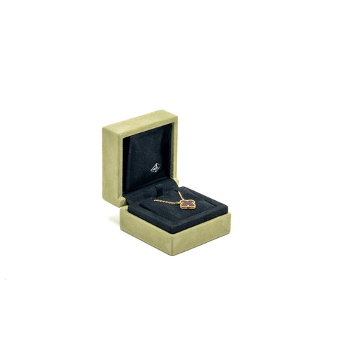 VAN CLEEF AND ARPELS VINTAGE ALHAMBRA PENDANT 18K YELLOW GOLD / CARNELIAN