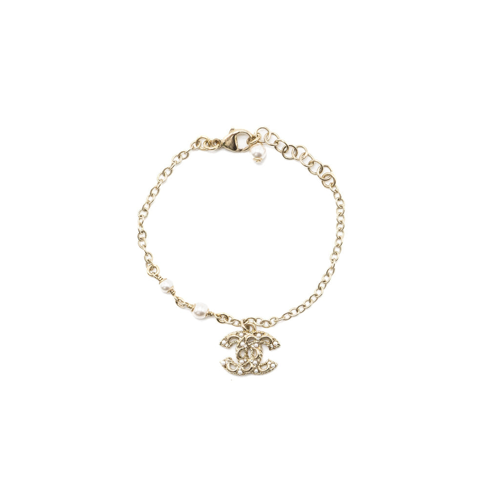 CHANEL CC LOGO DROPPED/PEARL BRACELET LIGHT GOLD TONE