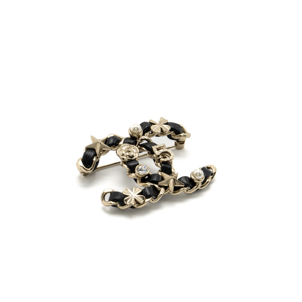 CHANEL CAMELLIA/LEATHER CHAIN/CRYSTAL/PEARL BROOCH LIGHT GOLD TONE