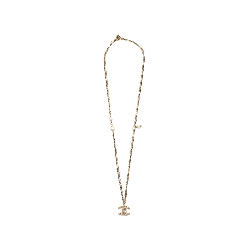 CHANEL SMALL CC LOGO AND PEARL NECKLACE LIGHT GOLD TONE