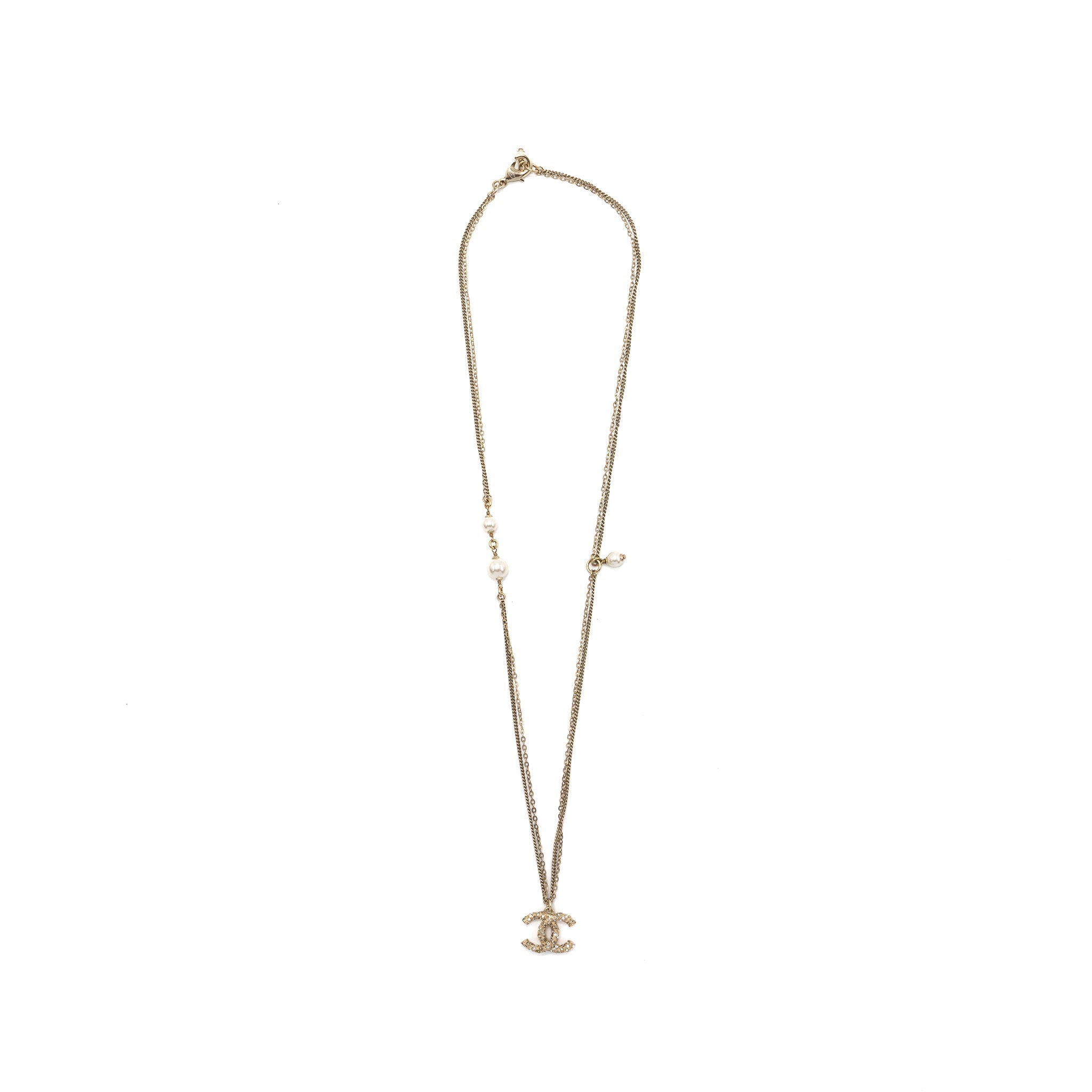 CHANEL SMALL CC LOGO AND PEARL NECKLACE LIGHT GOLD TONE