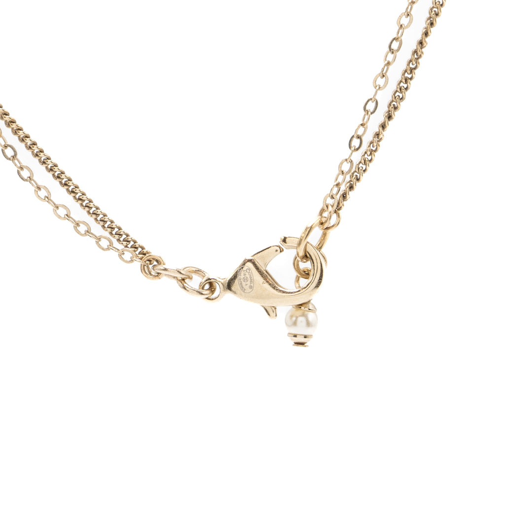 CHANEL SMALL CC LOGO AND PEARL NECKLACE LIGHT GOLD TONE