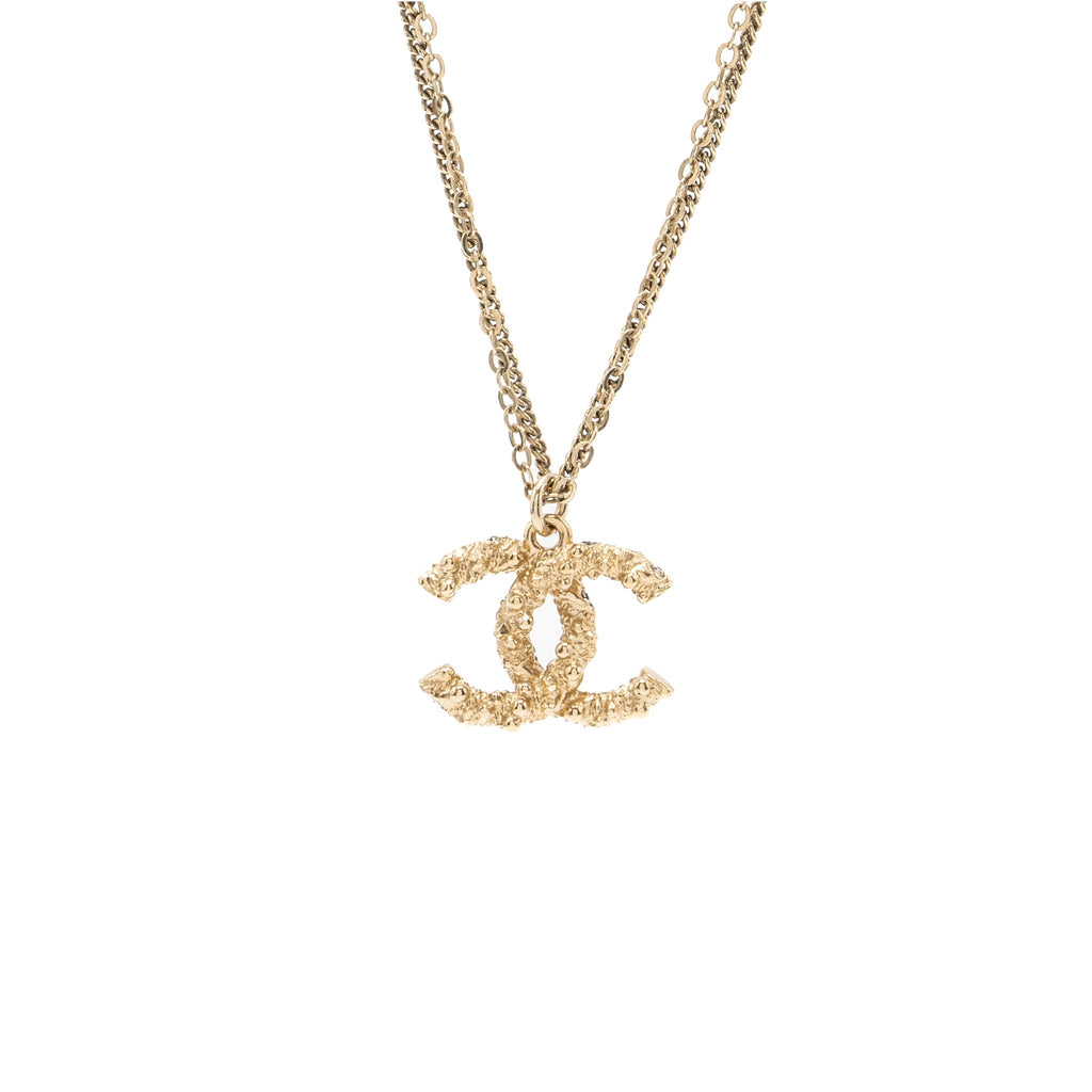 CHANEL SMALL CC LOGO AND PEARL NECKLACE LIGHT GOLD TONE