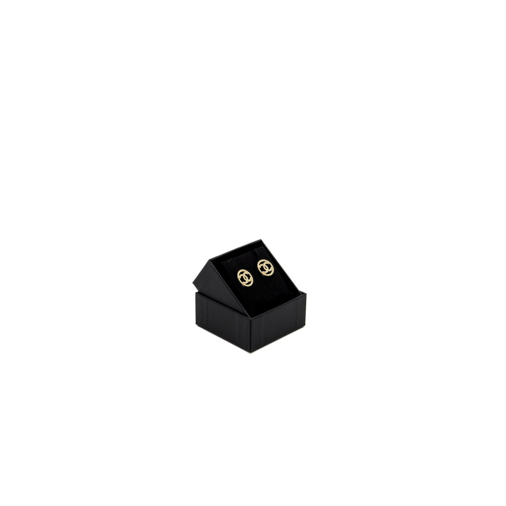 CHANEL 22C ROUND CC LOGO EARRINGS LIGHT GOLD TONE