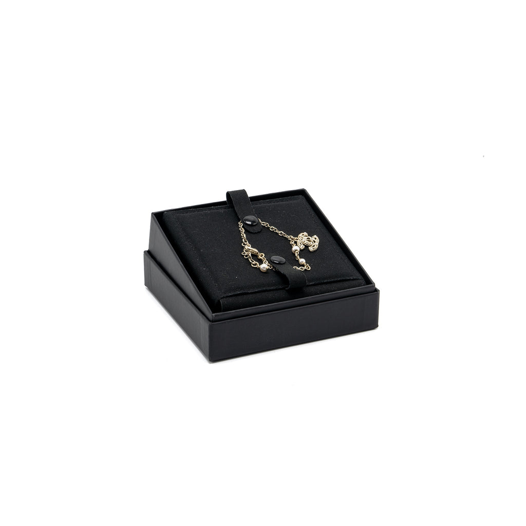 CHANEL CC LOGO DROPPED/PEARL BRACELET LIGHT GOLD TONE