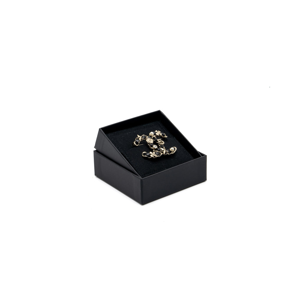 CHANEL CAMELLIA/LEATHER CHAIN/CRYSTAL/PEARL BROOCH LIGHT GOLD TONE