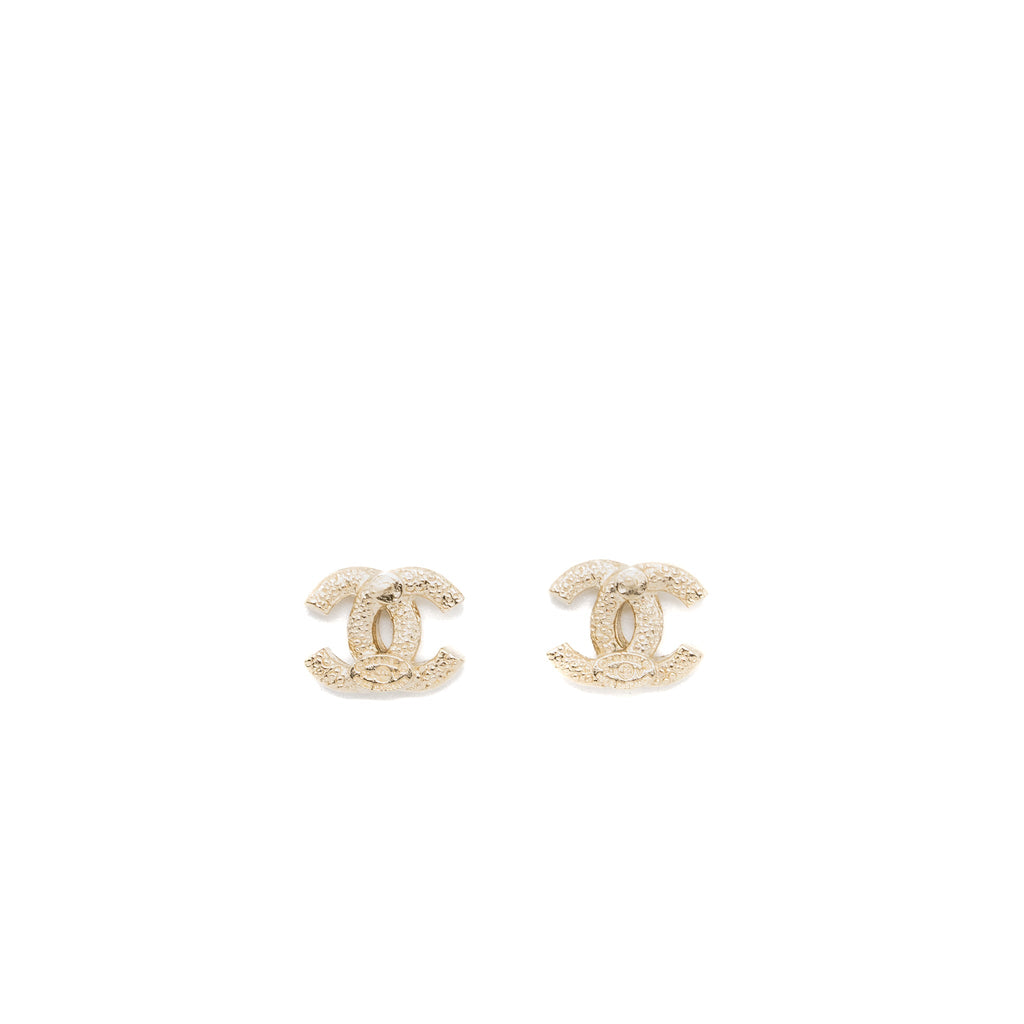 CHANEL CC LOGO EARRING LGHW