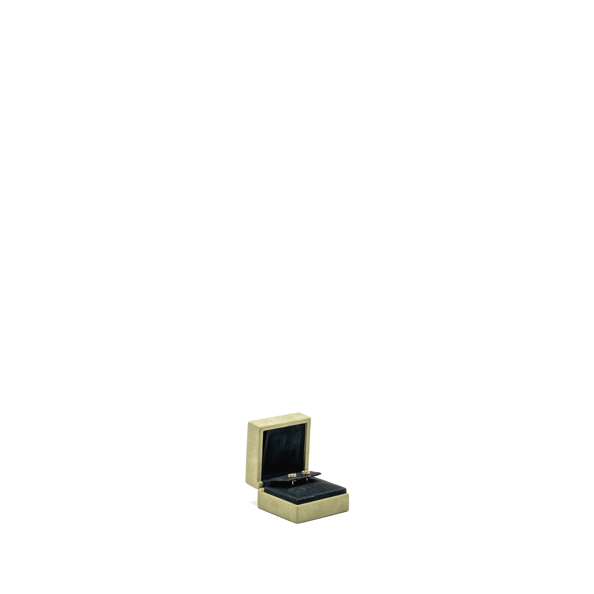 VAN CLEEF & ARPELS SWEET ALHAMBRA EARSTUDS ONYX YELLOW GOLD