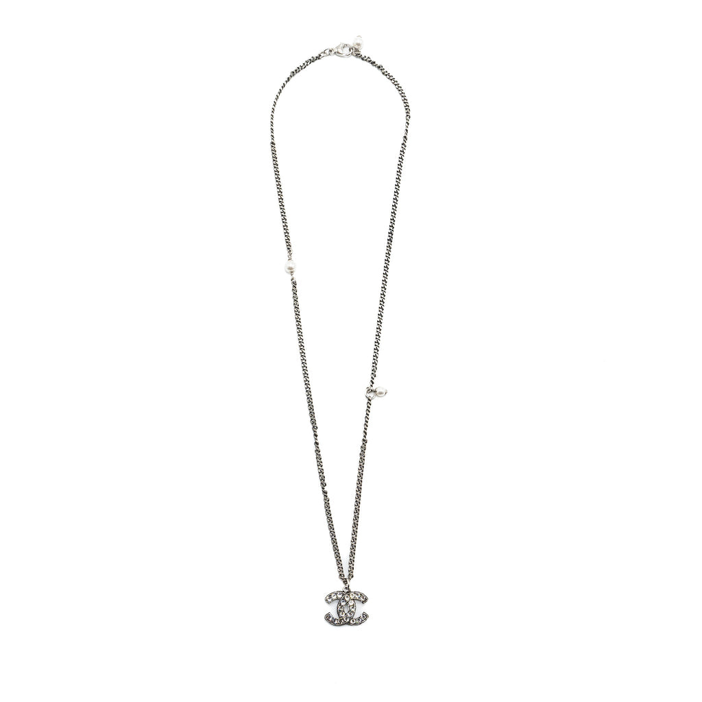 CHANEL CC LOGO NECKLACE CRYSTAL/ PEARL RUTHENIUM HARDWARE