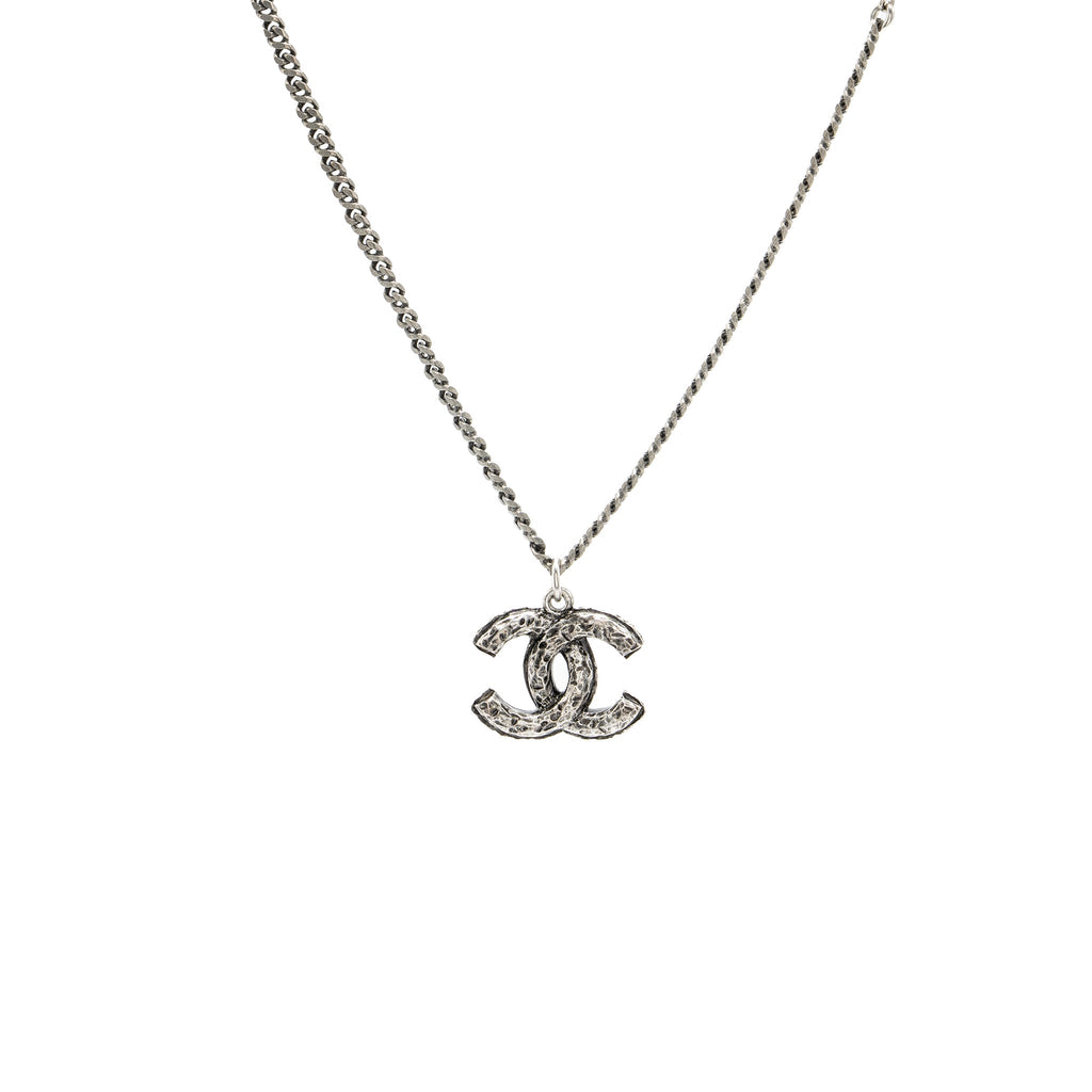 CHANEL CC LOGO NECKLACE CRYSTAL/ PEARL RUTHENIUM HARDWARE