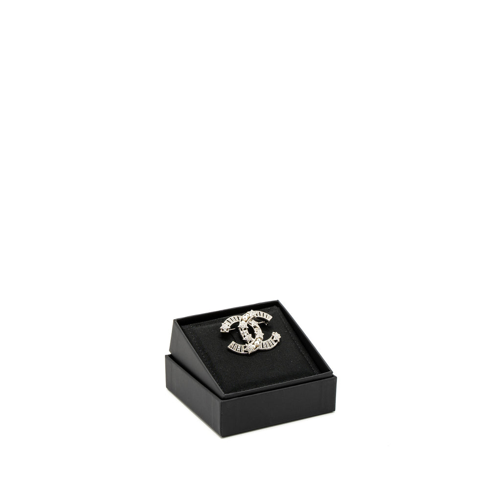 CHANEL CC COMET LOGO BROOCH CRYSTAL/PEARL SILVER TONE