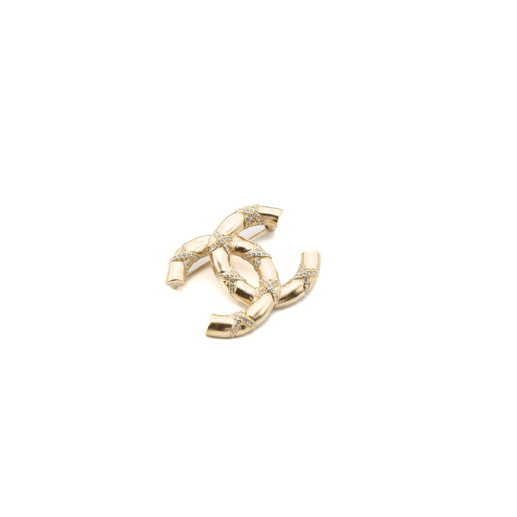 CHANEL CC LOGO BROOCH CRYSTAL BRUSHED LIGHT GOLD TONE