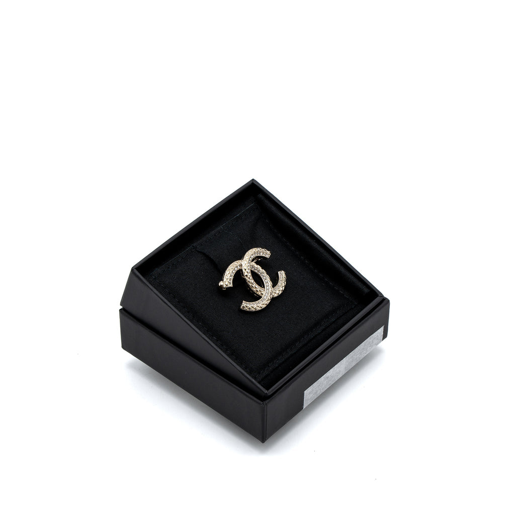 CHANEL DETAILED CC LOGO BROOCH CRYSTAL LIGHT GOLD TONE
