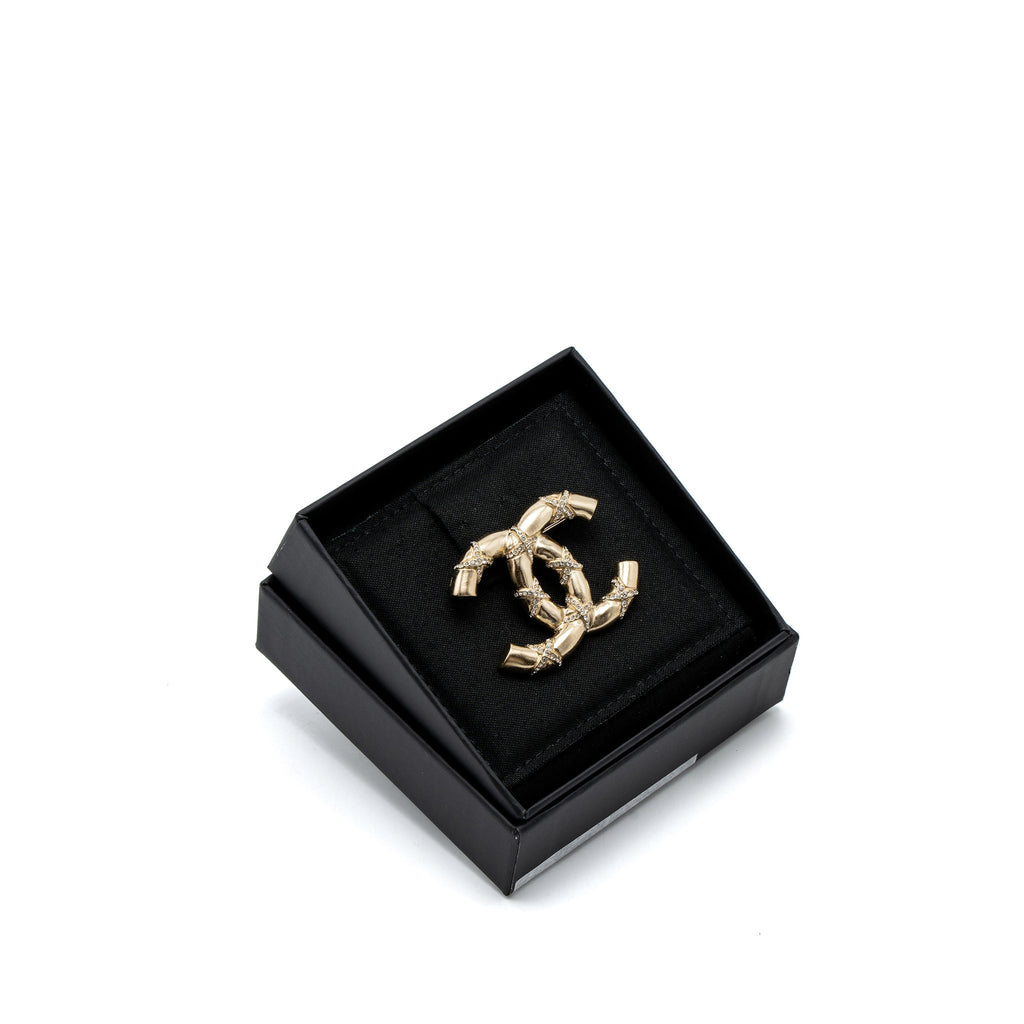 CHANEL CC LOGO BROOCH CRYSTAL BRUSHED LIGHT GOLD TONE