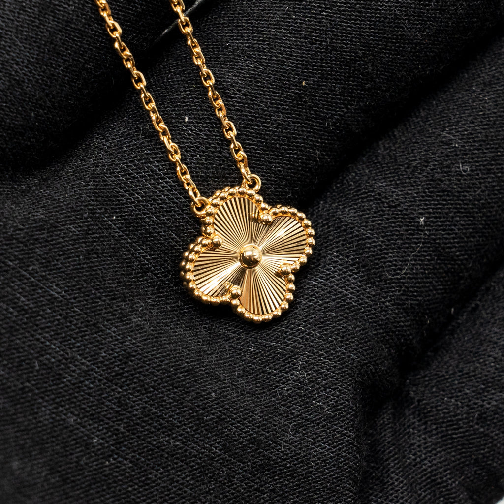 VAN CLEEF & ARPELS VINTAGE ALHAMBRA PENDANT YELLOW GOLD, GUILLOCHE
