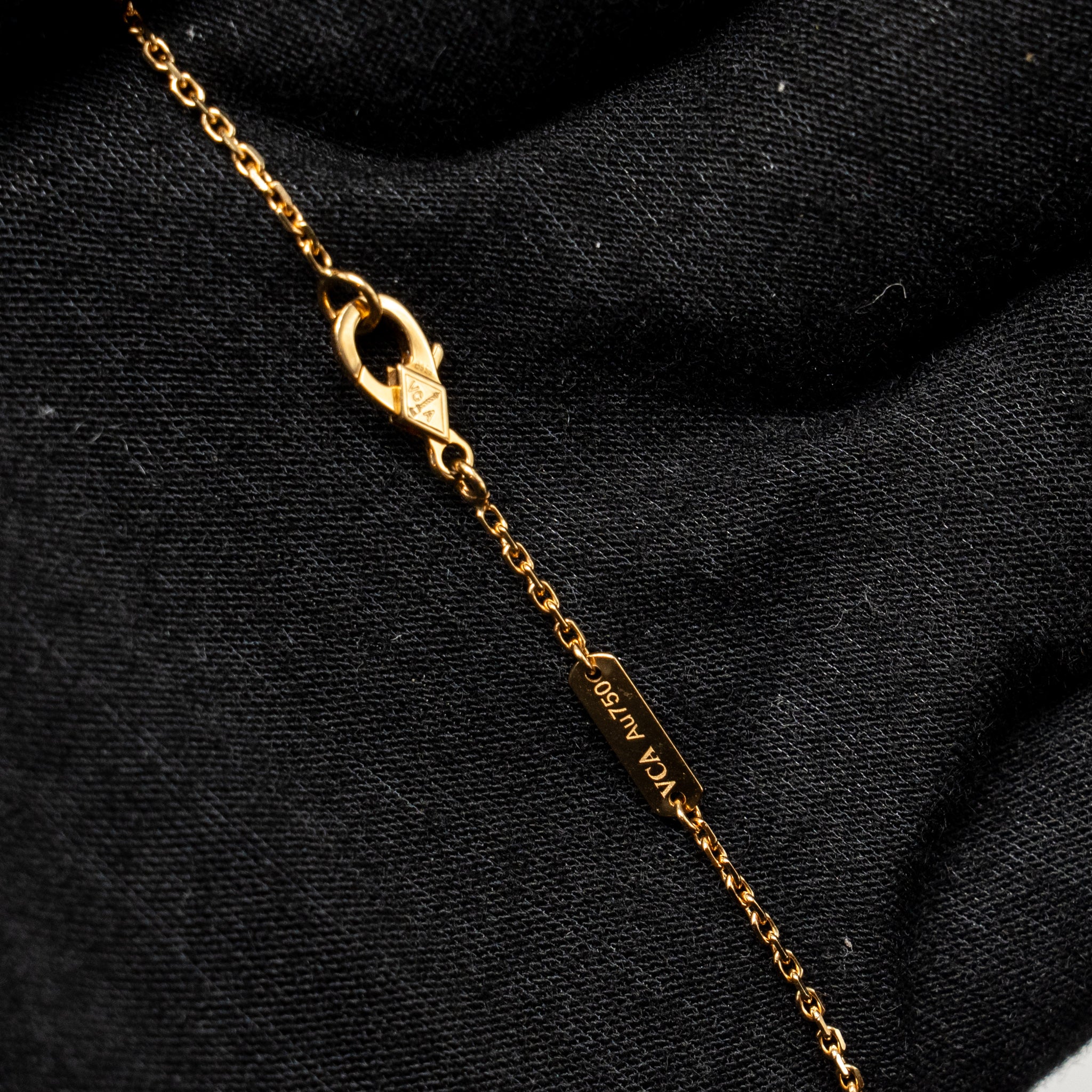 VAN CLEEF & ARPELS VINTAGE ALHAMBRA PENDANT YELLOW GOLD, GUILLOCHE