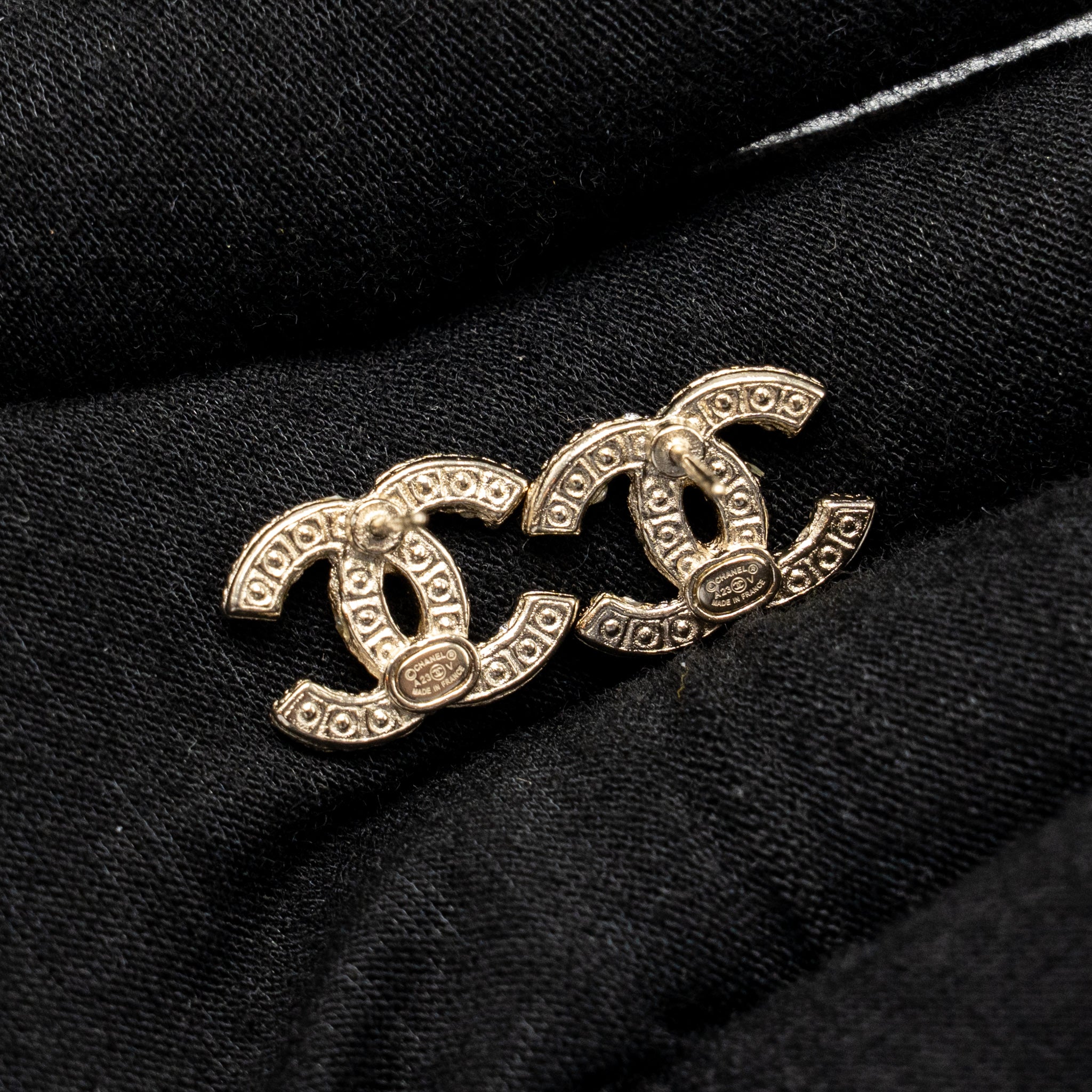 CHANEL PEARL CC LOGO EARRINGS GOLD TONE