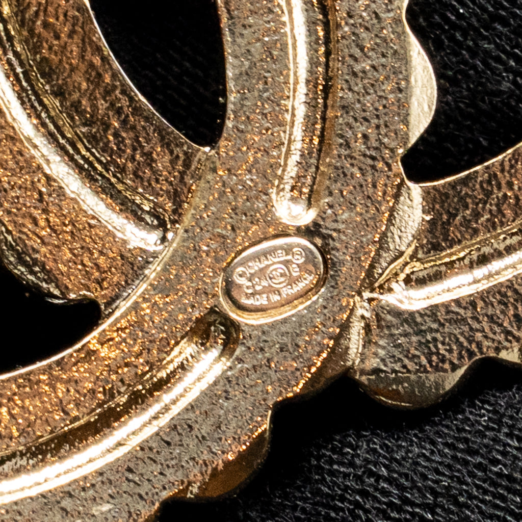CHANEL CC LOGO BROOCH GREY / BLACK
