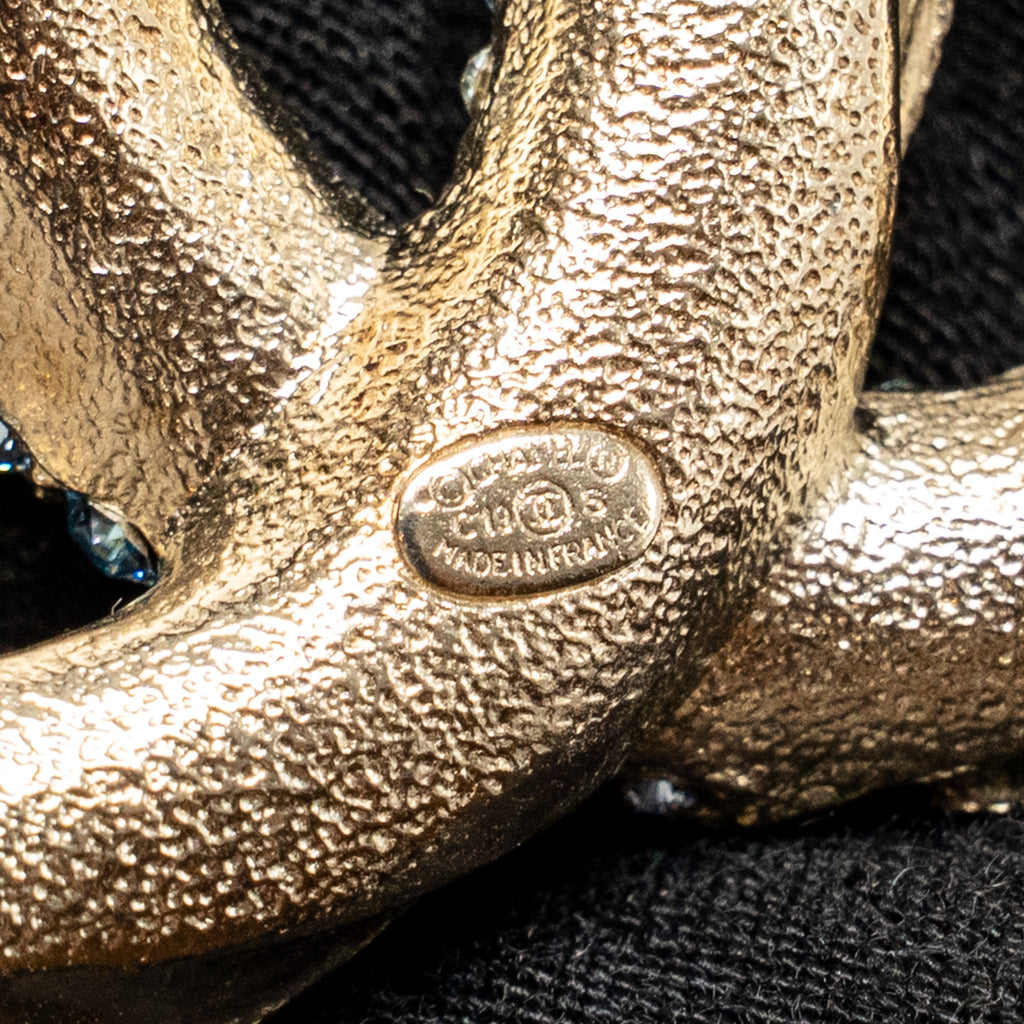 CHANEL CC LOGO BROOCH WITH CRYSTAL BLUE/MULTICOLOUR GOLD TONE