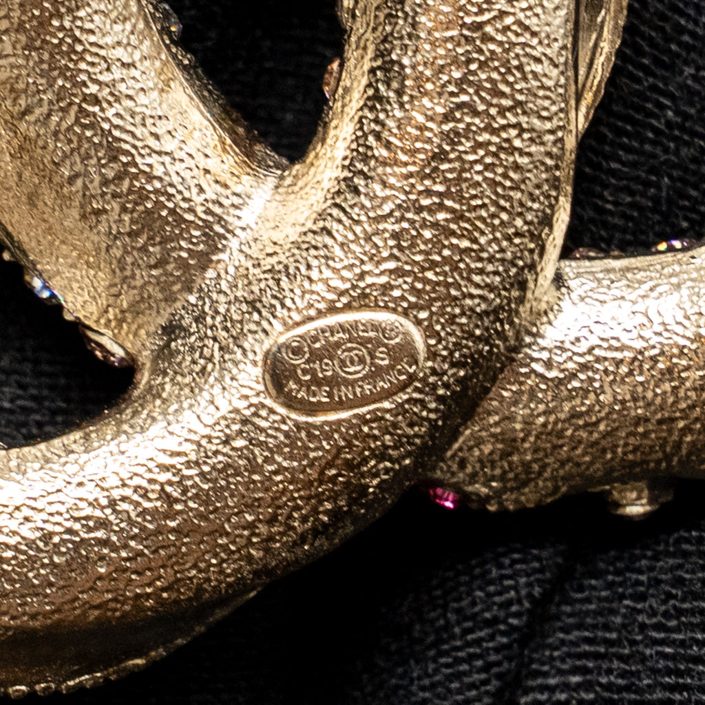 CHANEL CC LOGO BROOCH WITH CRYSTAL PINK/MULTICOLOUR GOLD TONE