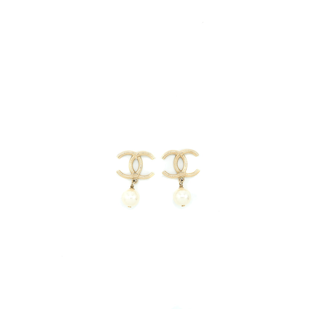 CHANEL CC LOGO AND PEARL DROP EARRINGS LIGHT GOLD TONE