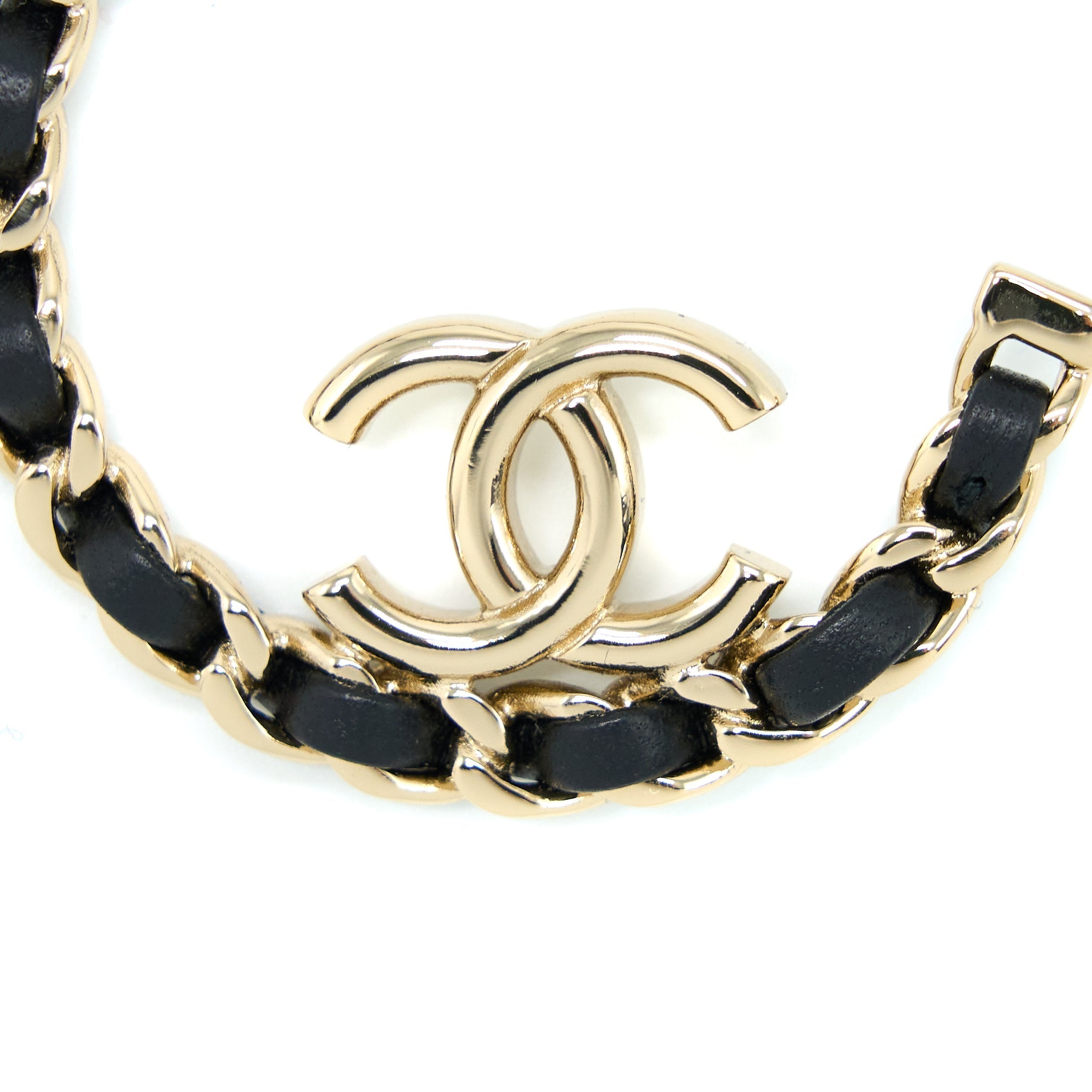 CHANEL 22P ROUND CC WITH BLACK LEATHER EARRINGS LIGHT GOLD TONE