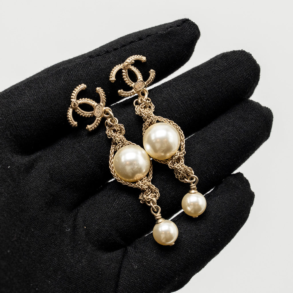 CHANEL CHAIN/PEARL DROPPED CC LOGO EARRINGS GOLD TONE