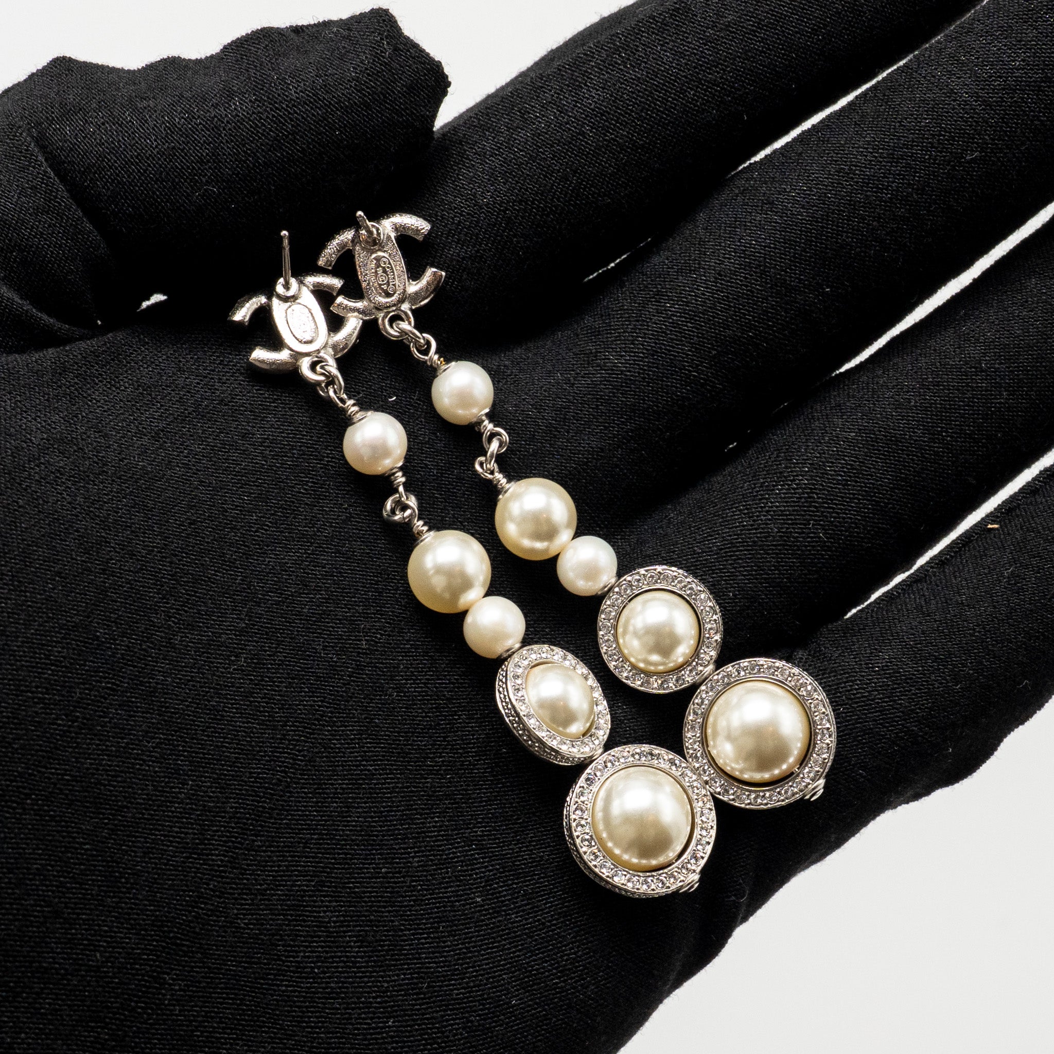 CHANEL CRYSTAL PEARL DROPPED CC LOGO EARRINGS SILVER TONE