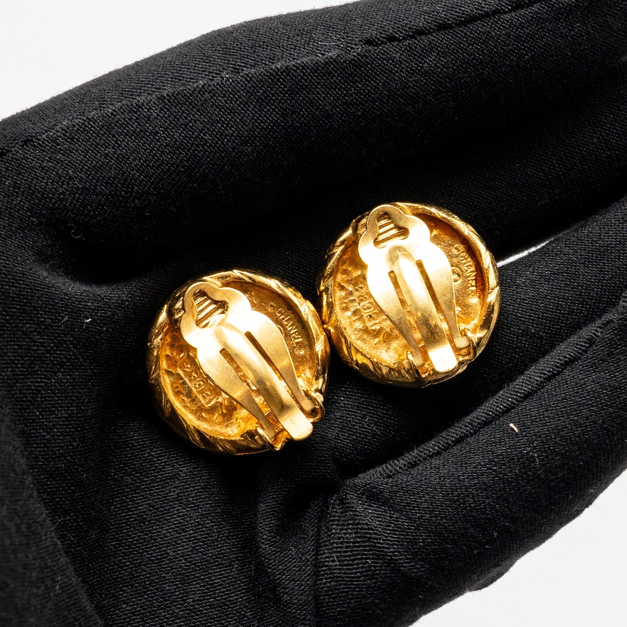 CHANEL VINTAGE ROUND CC LOGO EAR CLIPS GOLD PLATED GHW