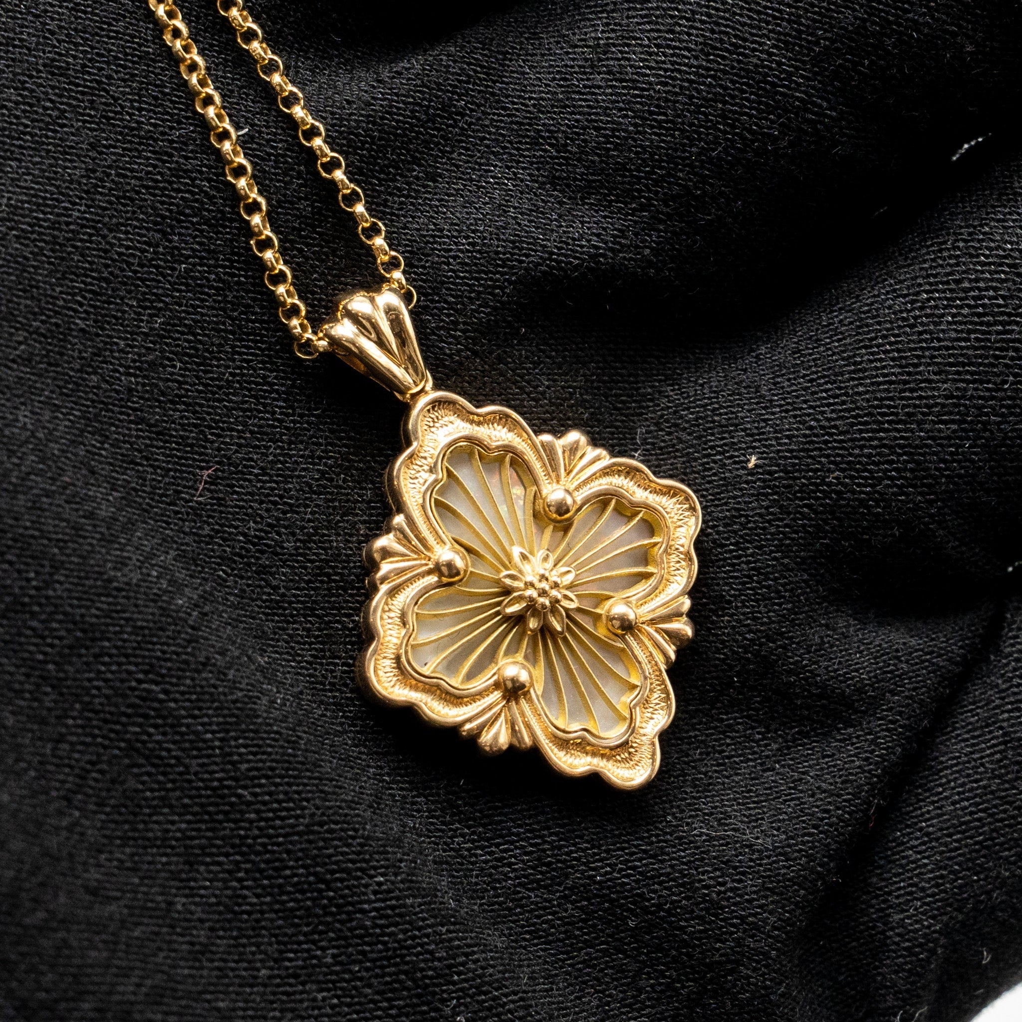 BUCCELLATI OPERA TULLE PENDANT YELLOW GOLD, MOTHER OF PEARL