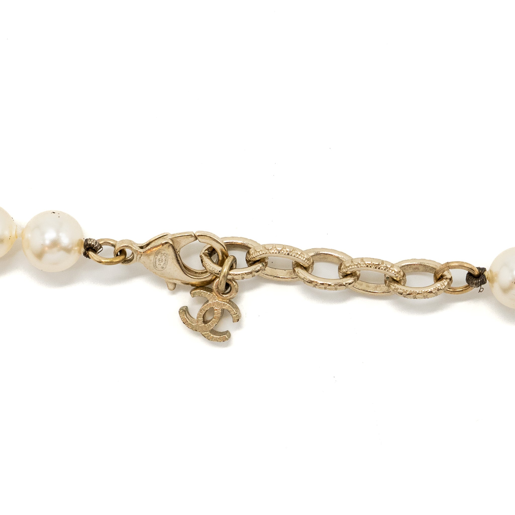 CHANEL CC LOGO/PEARL DROP NECKLACE 2015 LIMITED EDITION MULTICOLOUR LIGHT GOLD TONE