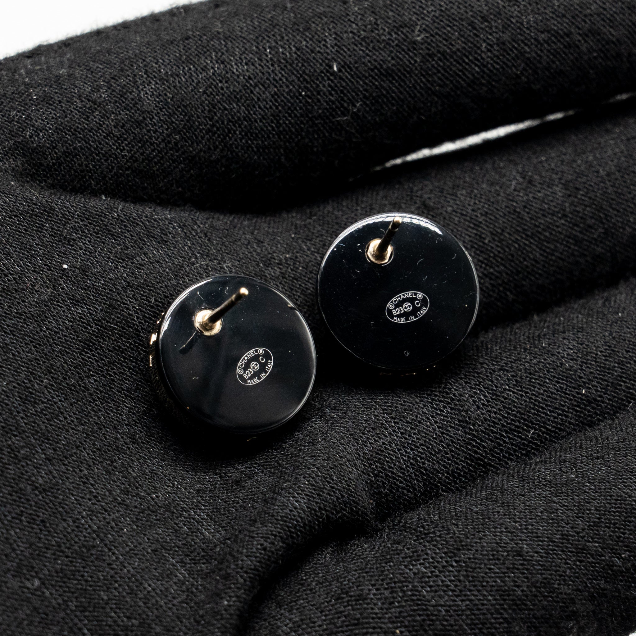 CHANEL ROUND CC LOGO EARRINGS LIGHT GOLD TONE