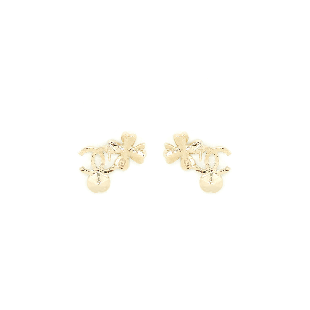CHANEL 22S CC LOGO AND CLOVER EARRINGS LIGHT GOLD TONE