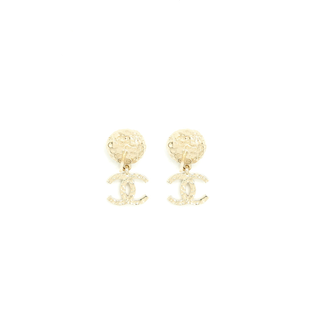 CHANEL PEARL AND CC LOGO DROP EARRINGS LIGHT GOLD TONE