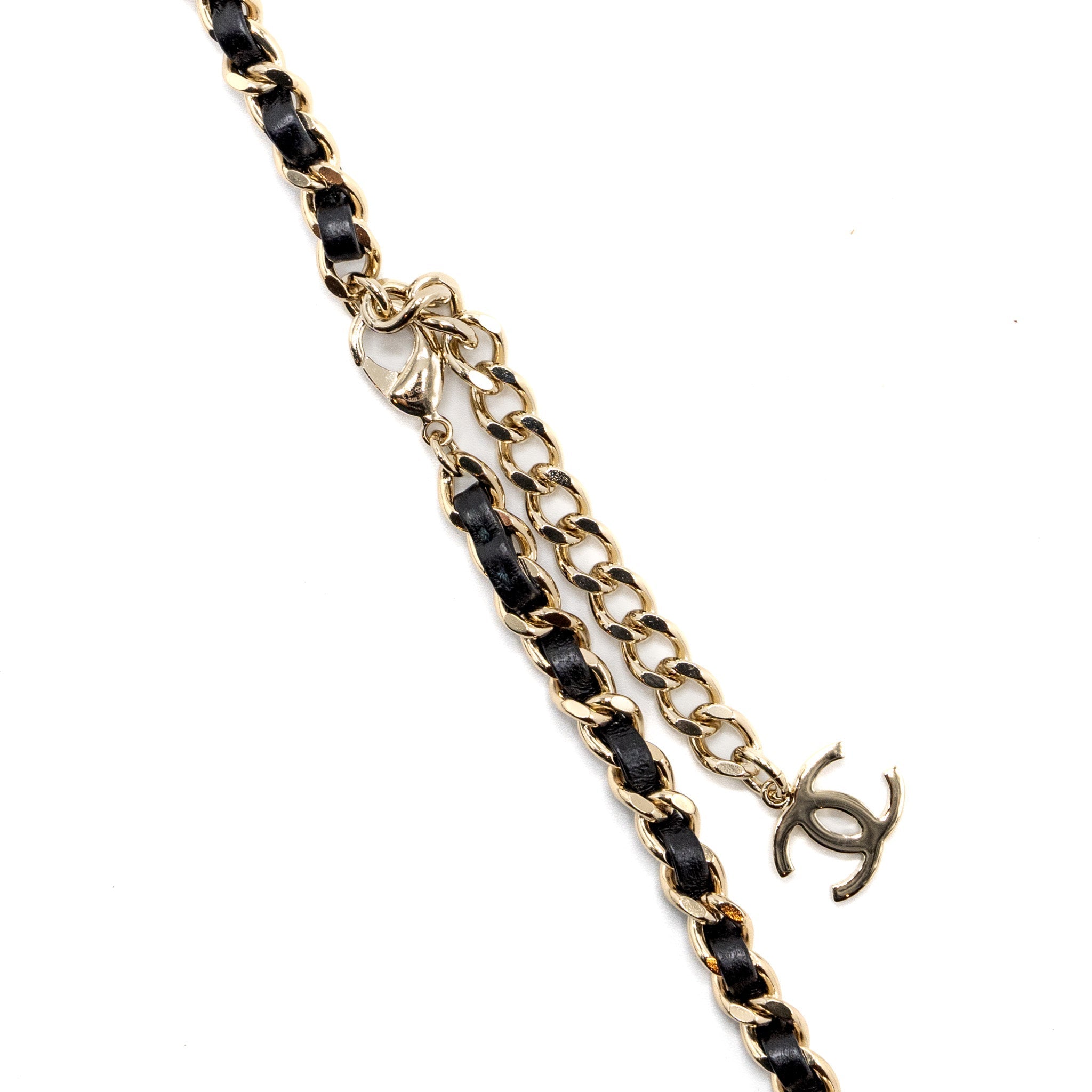 CHANEL 21A NECKLACE CARDHOLDER WITH LEATHER CHAIN WHITE LGHW