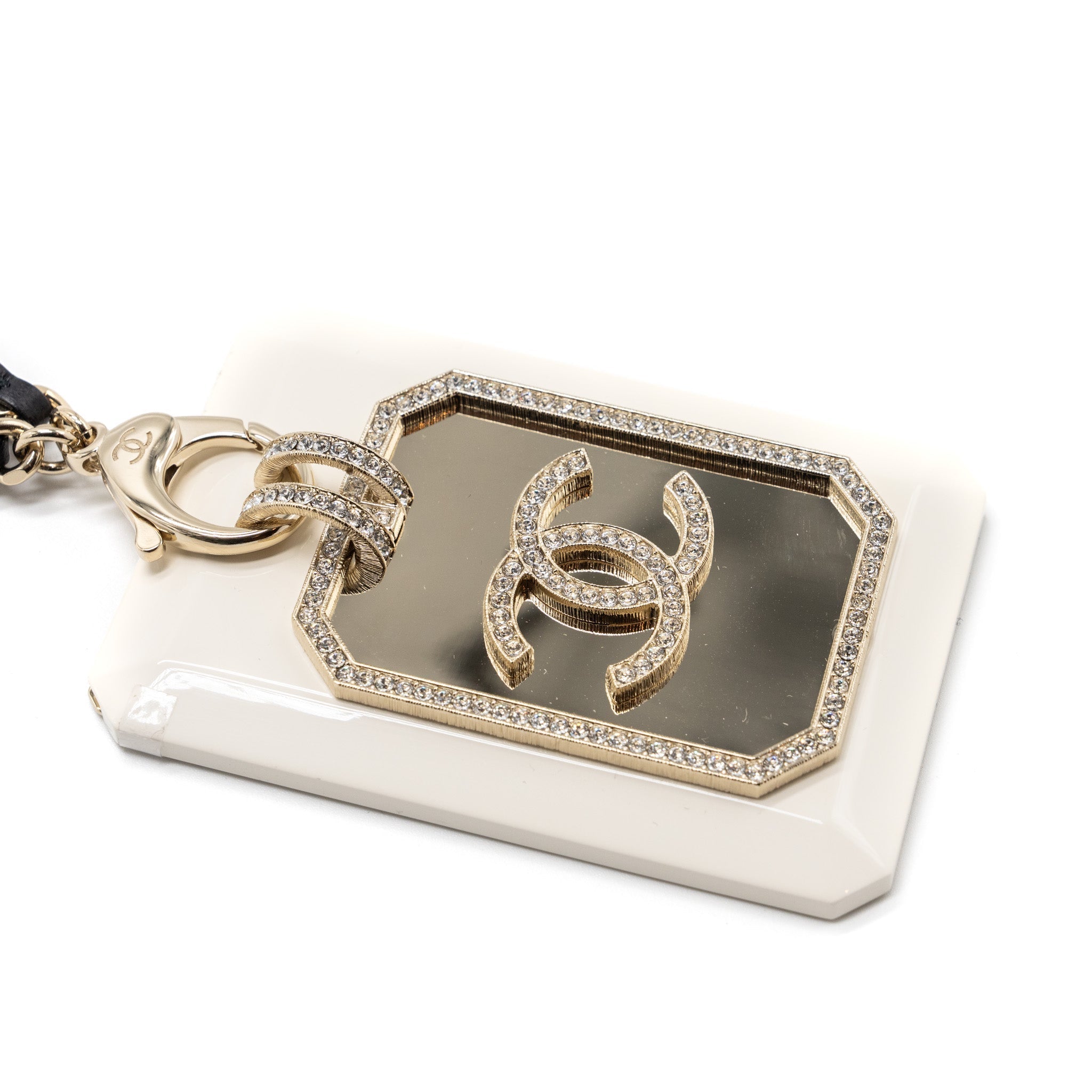 CHANEL 21A NECKLACE CARDHOLDER WITH LEATHER CHAIN WHITE LGHW