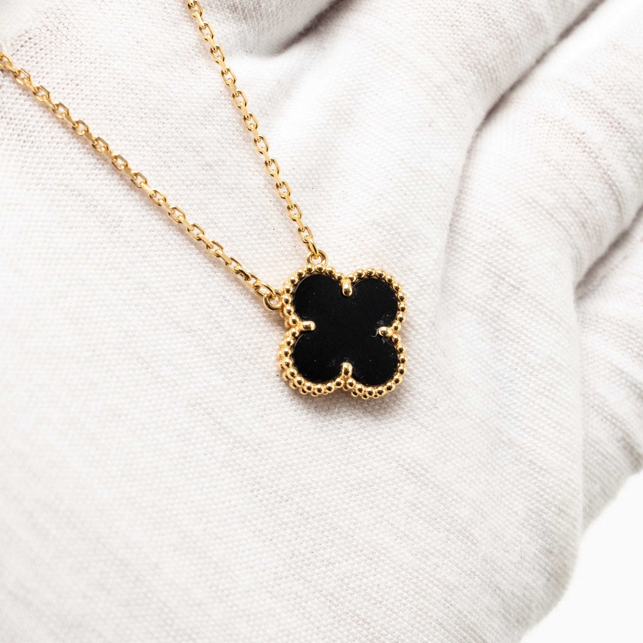 VAN CLEEF & ARPELS VINTAGE ALHAMBRA PENDANT ONYX YELLOW GOLD