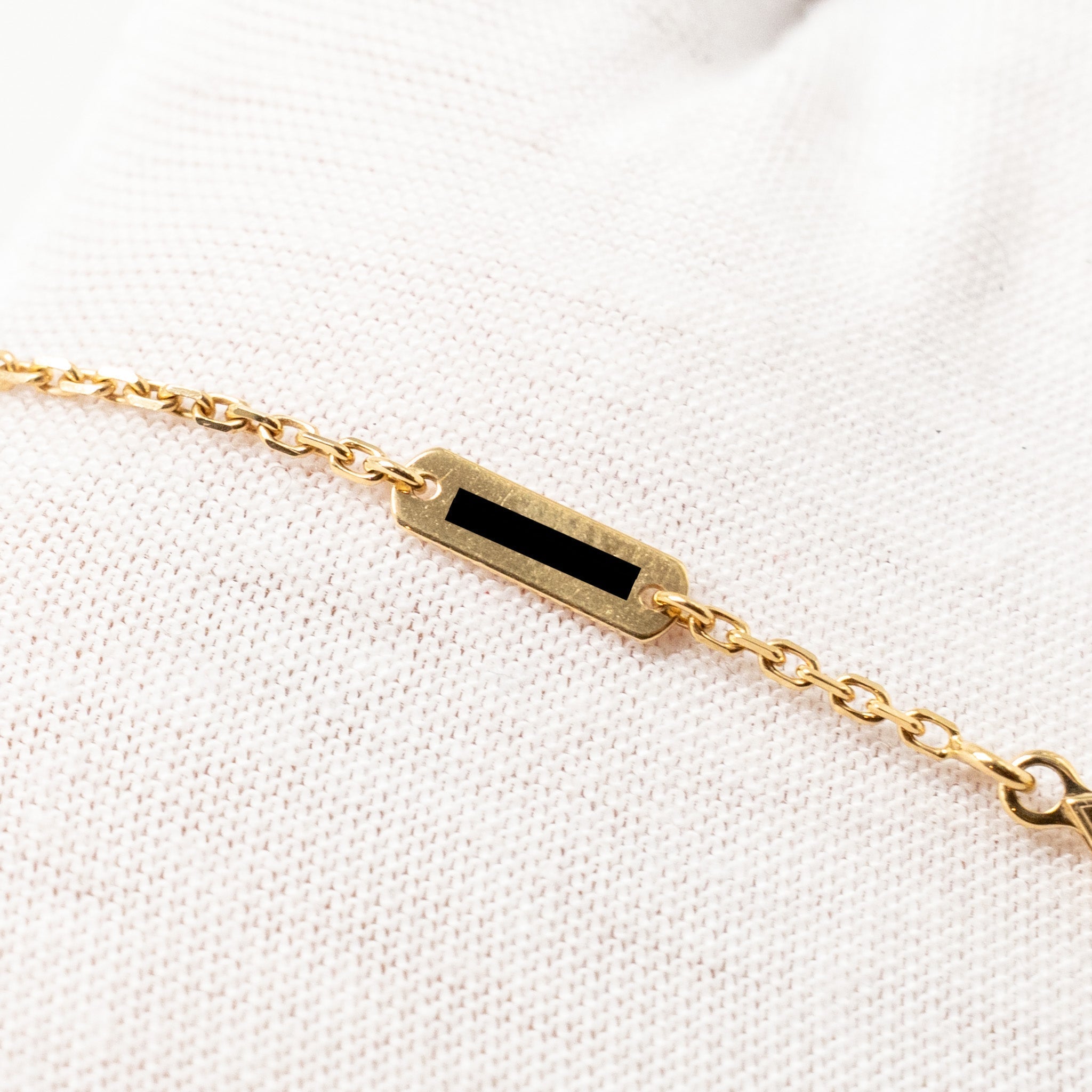VAN CLEEF & ARPELS VINTAGE ALHAMBRA PENDANT ONYX YELLOW GOLD